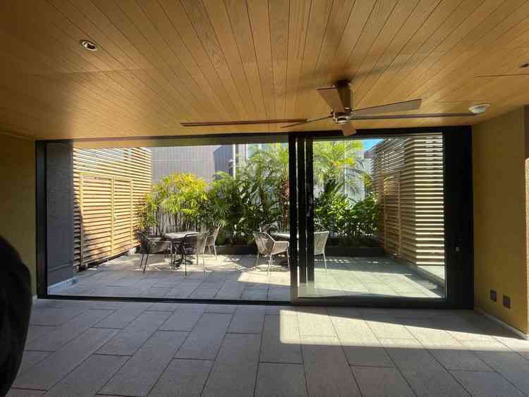 チャペルに入る前のエントランスでも緑を感じられる。