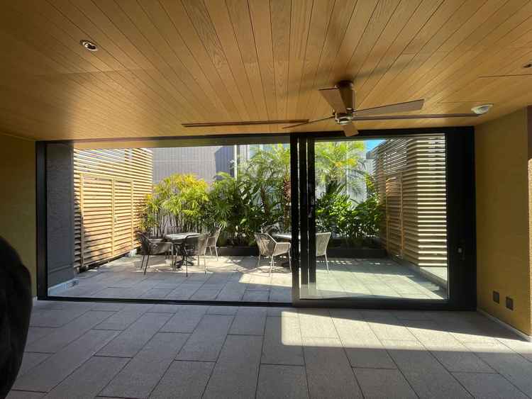 チャペルに入る前のエントランスでも緑を感じられる。