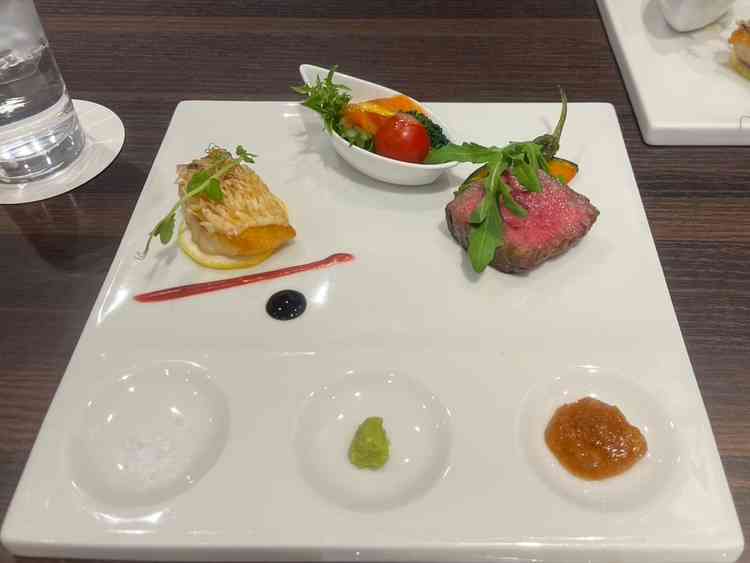 少しずつプレートで試食でき、どれも美味しく満足感がありました。