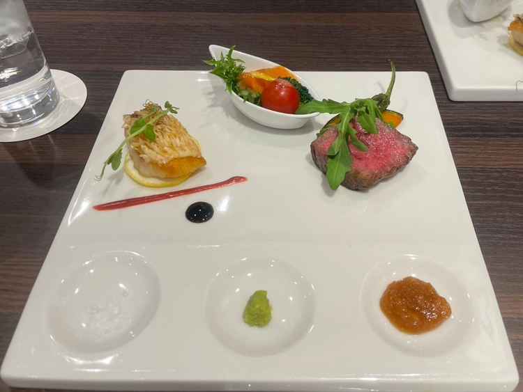 少しずつプレートで試食でき、どれも美味しく満足感がありました。