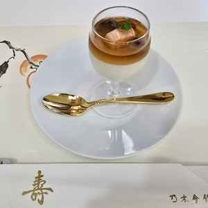 先付けの豆腐。こちらも出汁を使ったジュレが乗っている。