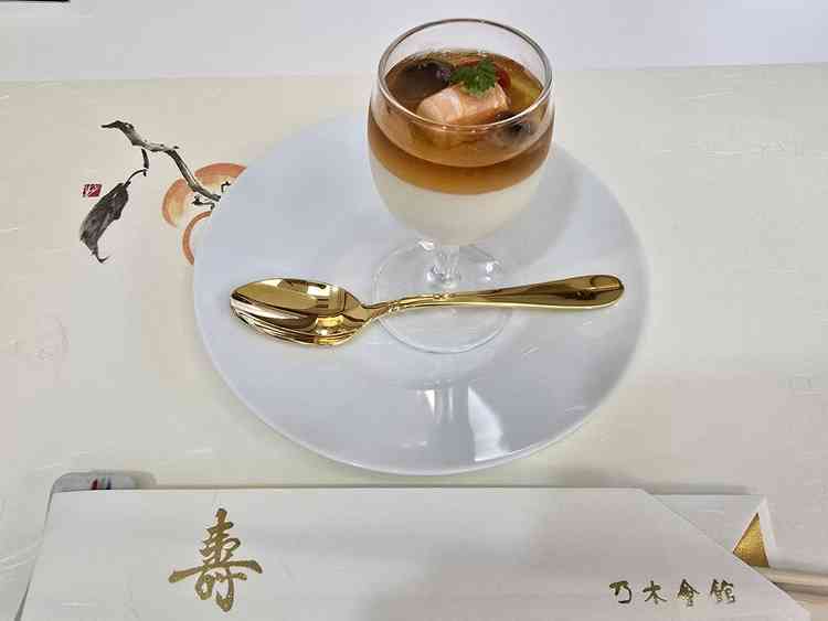 先付けの豆腐。こちらも出汁を使ったジュレが乗っている。