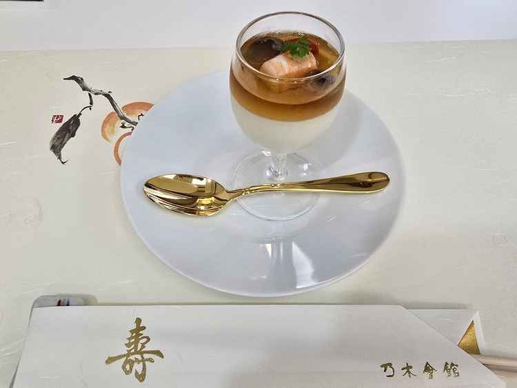 先付けの豆腐。こちらも出汁を使ったジュレが乗っている。