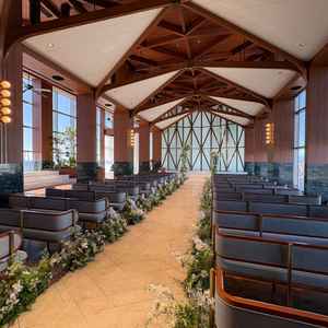 挙式会場が他の式場に比べてとても広く、開放感溢れる感じだった。逆光対策など細部まで拘っていた。