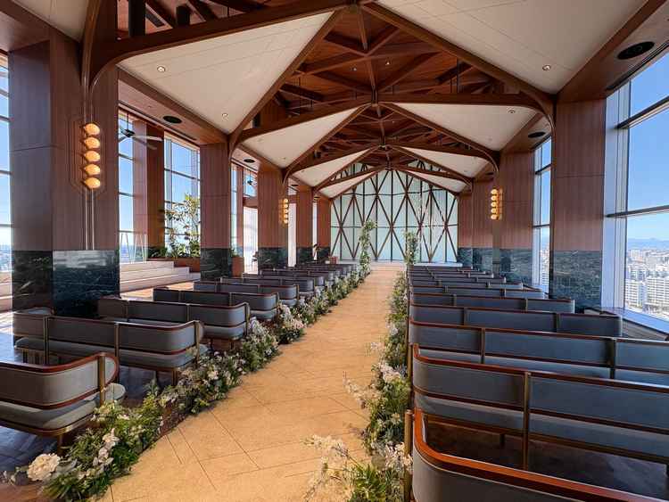 挙式会場が他の式場に比べてとても広く、開放感溢れる感じだった。逆光対策など細部まで拘っていた。