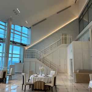 披露宴会場。線形の階段は左右どちらもドレスをお披露目することができる。写真を撮りたい方にオスの場所。