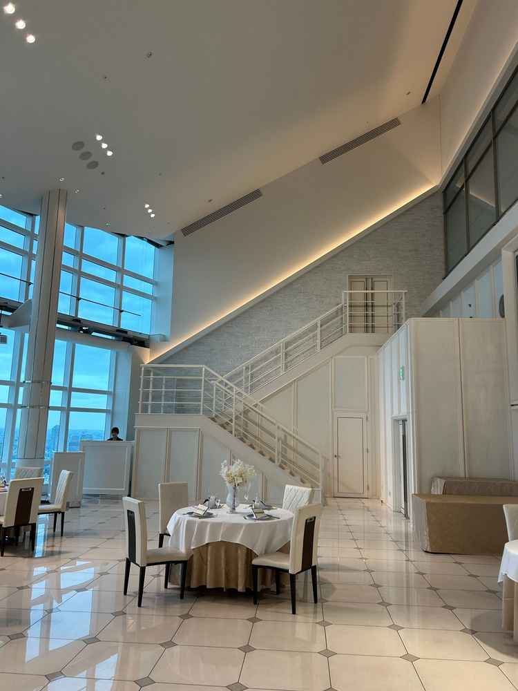 披露宴会場。線形の階段は左右どちらもドレスをお披露目することができる。写真を撮りたい方にオスの場所。