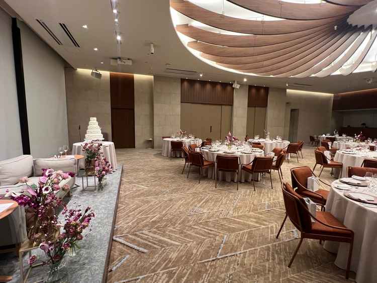 披露宴会場サウス。天井が太陽をイメージした照明になっている。オープンキッチンが併設されている。