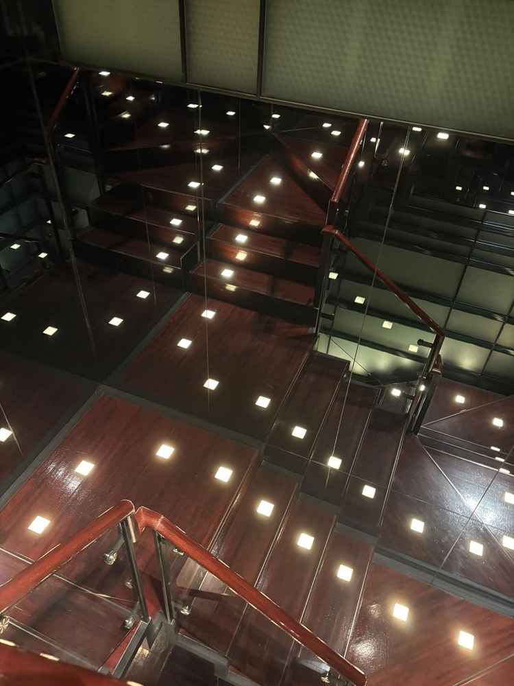 会場に移動するまでの螺旋階段。ライトアップが素敵でした。