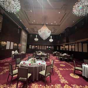 シックでとても美しい披露宴会場でした。シャンデリアも豪華で、絨毯もとても綺麗で凄く気に入りました。