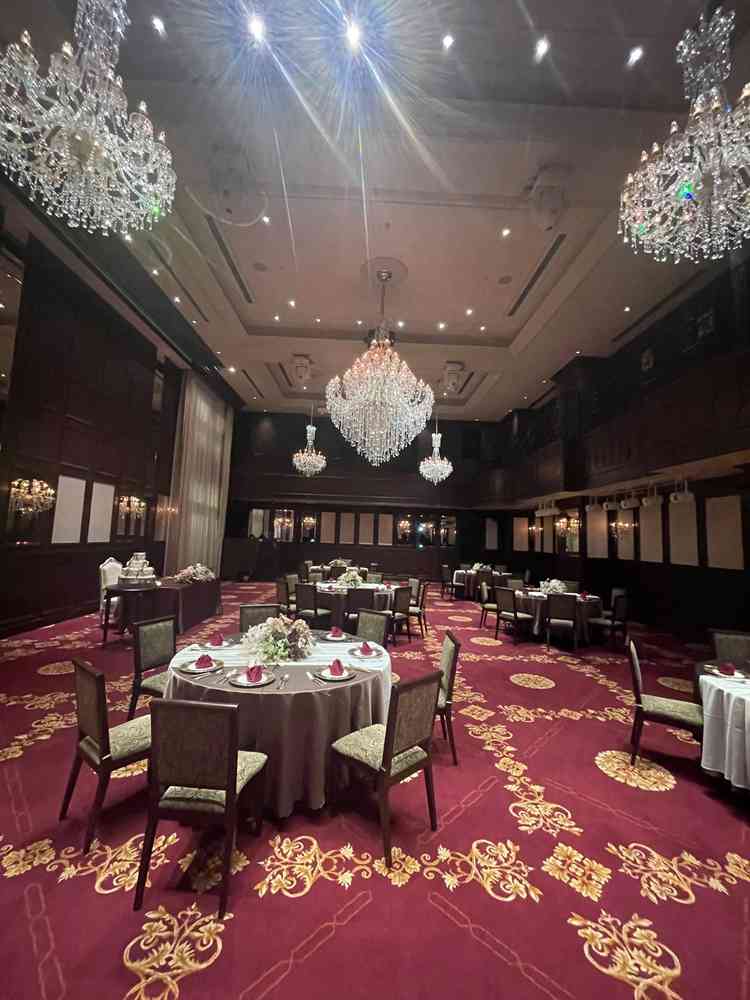 シックでとても美しい披露宴会場でした。シャンデリアも豪華で、絨毯もとても綺麗で凄く気に入りました。