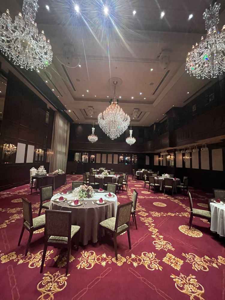 シックでとても美しい披露宴会場でした。シャンデリアも豪華で、絨毯もとても綺麗で凄く気に入りました。