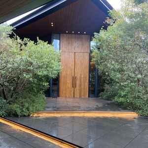 最上階の挙式会場。自然を感じられ、とてもオシャレな雰囲気。