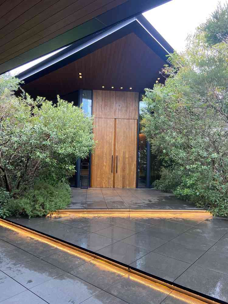 最上階の挙式会場。自然を感じられ、とてもオシャレな雰囲気。