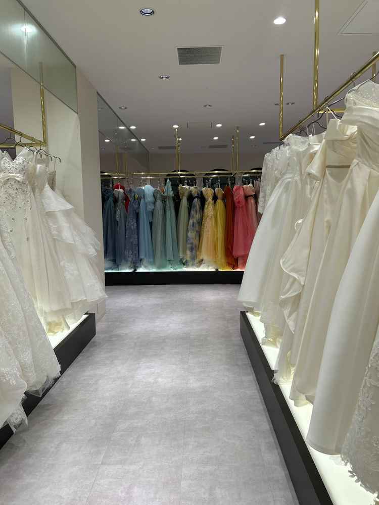 ドレス。自社ブランドだそうですが、かなり種類が豊富だと感じました。カラードレスもとてもかわいいです。