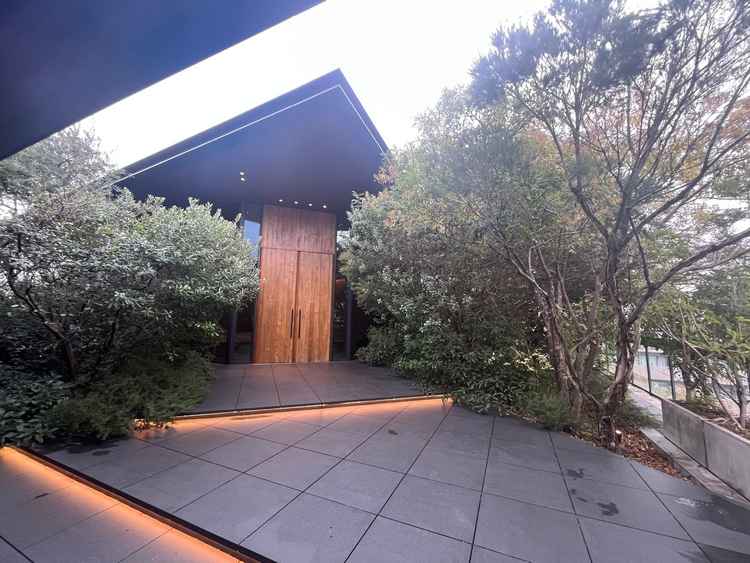 チャペル外観です。エレベーターであがるとすぐこの景色が飛び込んできます。