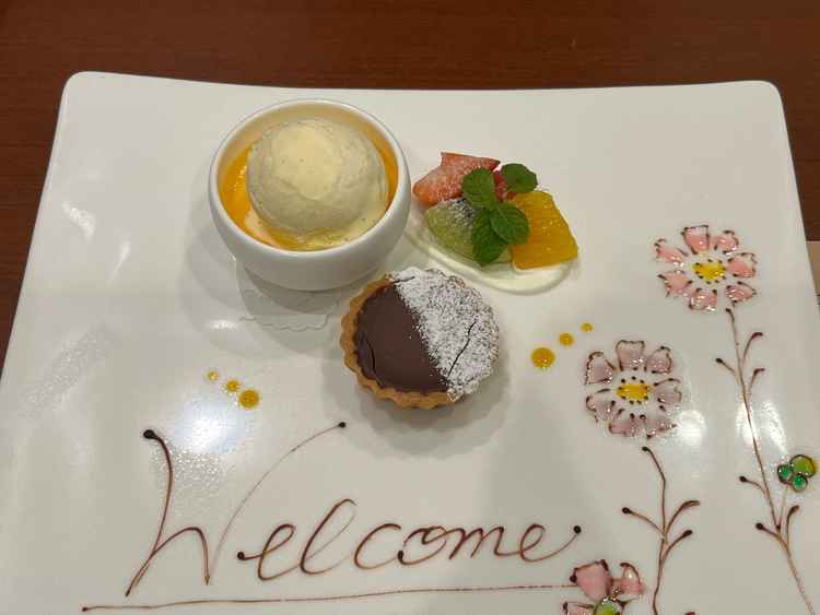試食デザート。写真外だがWelcome の下に名前も入れていただけた。シェフ常駐のため自由度も高そう