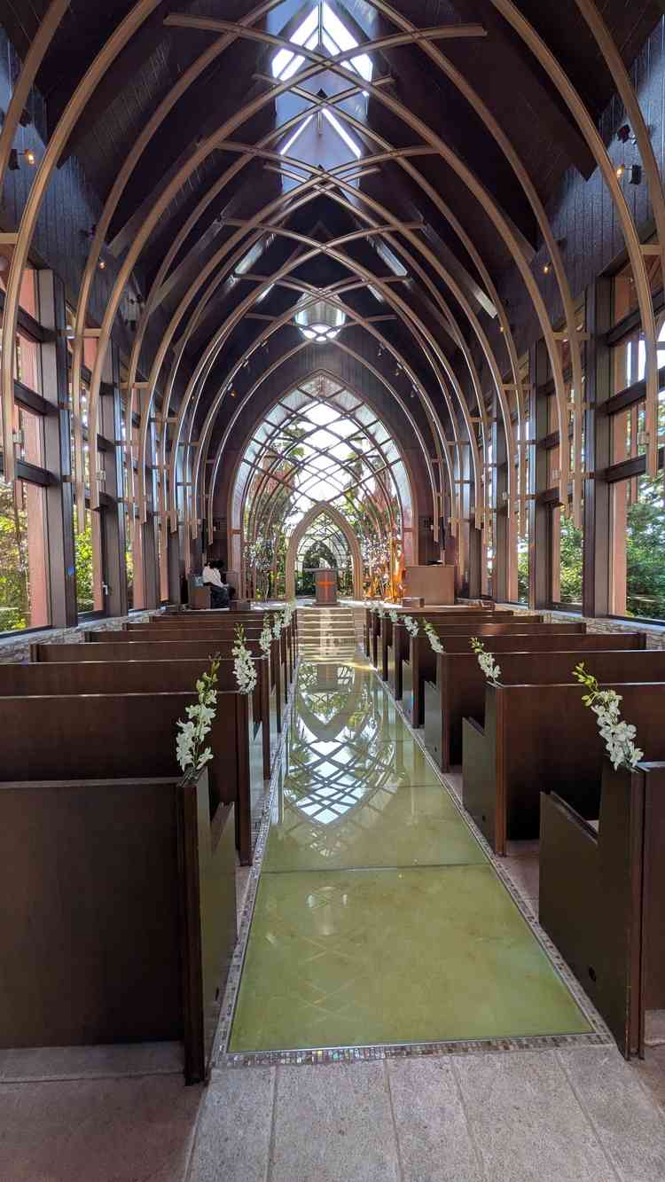 ガラスのチャペル内装