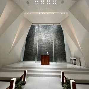 挙式状態でしす。地下二階にあることに驚いた。幅はこじんまりとしていて、天井がとても高いのも良かった。