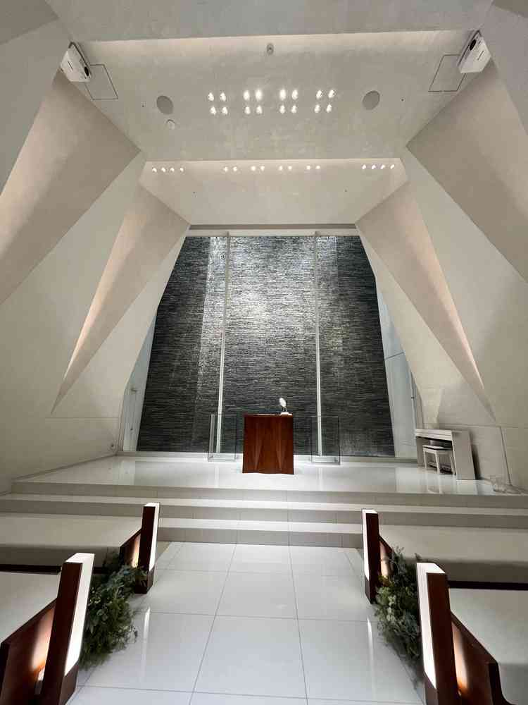 挙式状態でしす。地下二階にあることに驚いた。幅はこじんまりとしていて、天井がとても高いのも良かった。