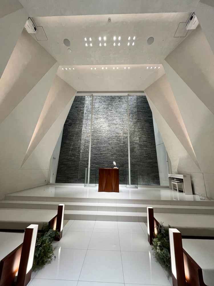 挙式状態でしす。地下二階にあることに驚いた。幅はこじんまりとしていて、天井がとても高いのも良かった。