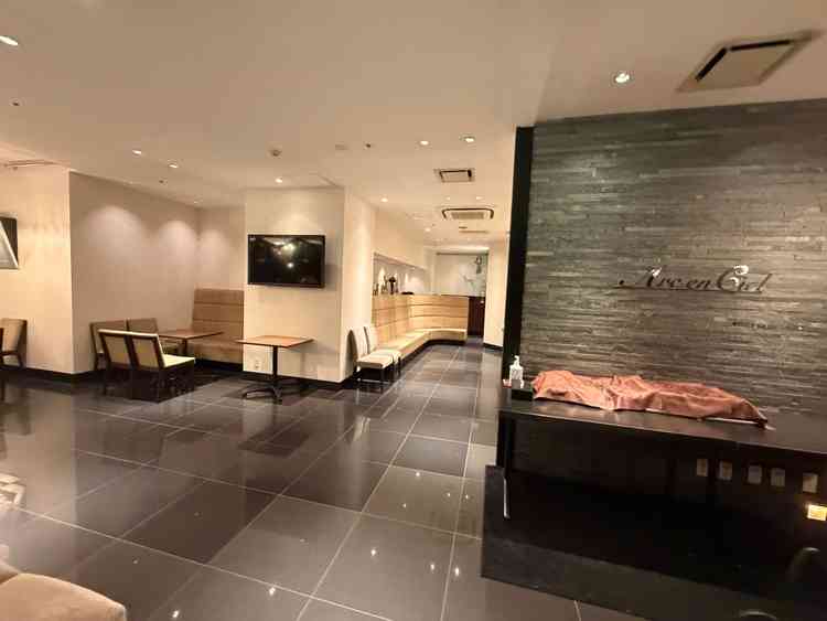 1階待合スペース。広々していて、大人数でも大丈夫そう。