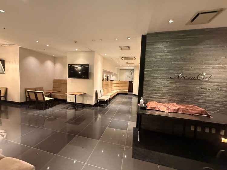 1階待合スペース。広々していて、大人数でも大丈夫そう。