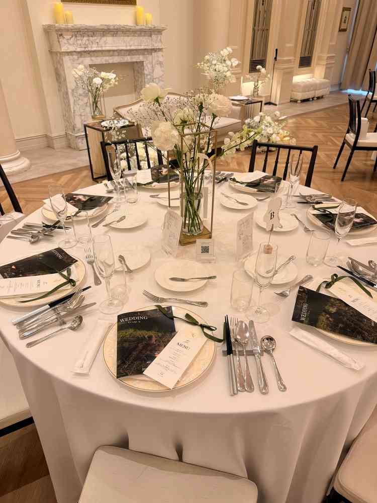 披露宴会場のテーブルコーディネート例です。
