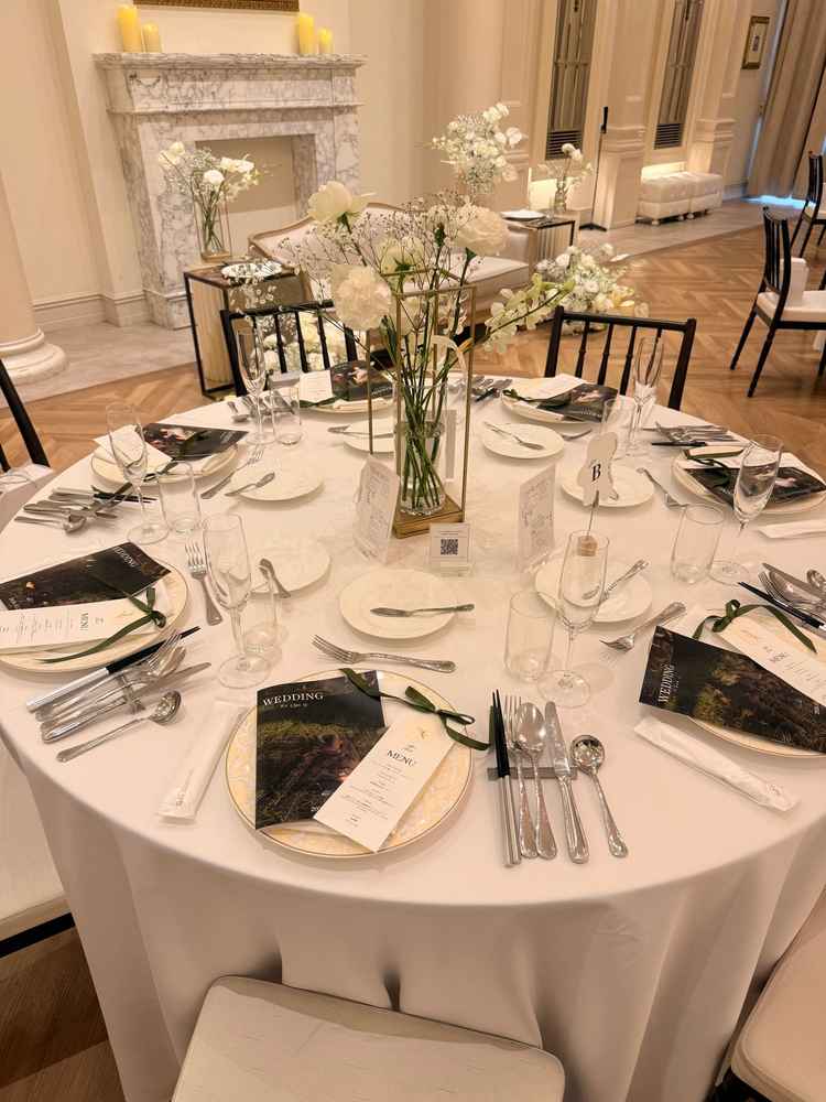 披露宴会場のテーブルコーディネート例です。