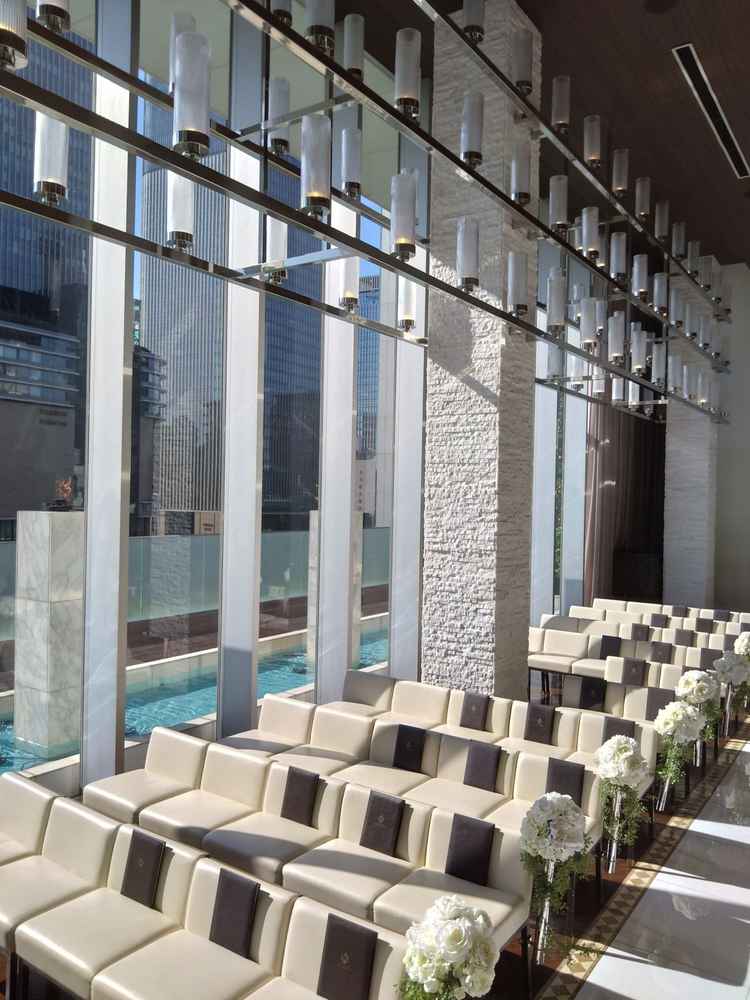 ツーフロア貸切の式場。外からの光がたくさん入ります。