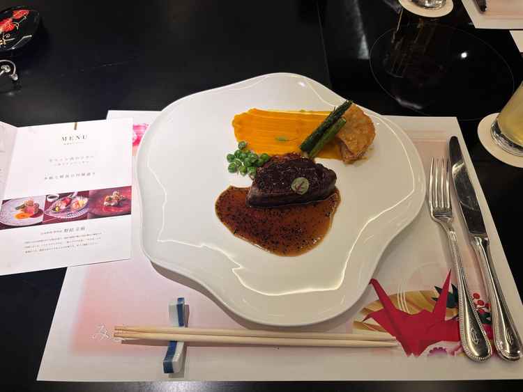 試食では、お刺身4種盛りと、お肉をいただきました。サロンとは別の場所でいただきました。