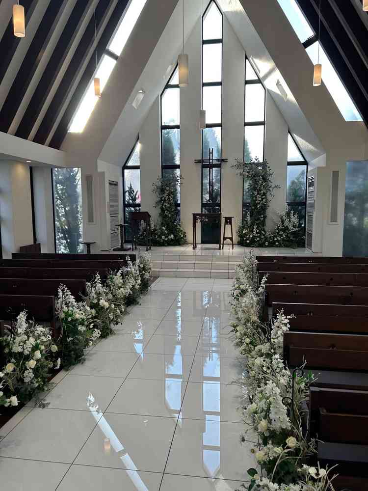 見たかったチャペル。白と緑が多く自然を感じる素敵な空間だった。