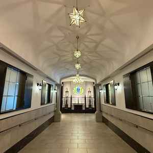 ホテル内の一枚。ライトの形が可愛く、奥のモニュメントも気に入っている