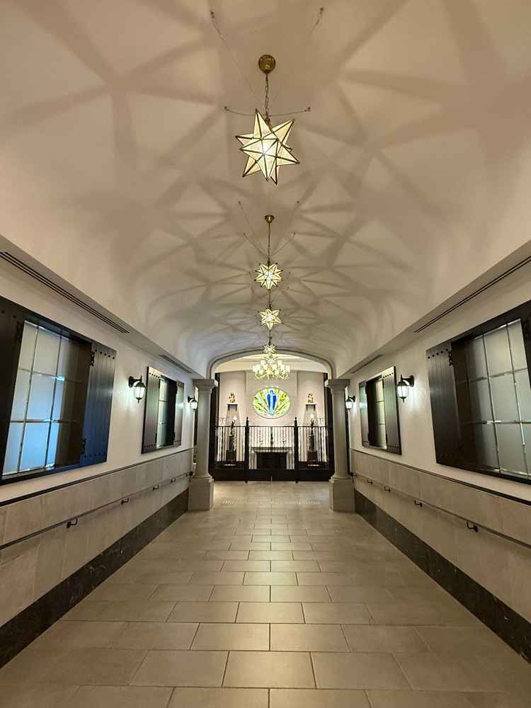 ホテル内の一枚。ライトの形が可愛く、奥のモニュメントも気に入っている