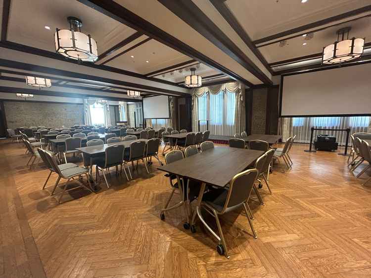 鳳凰という披露宴会場です。壁やカーテンが素敵でした。