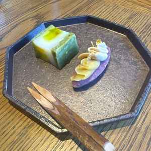 半個室にお部屋に案内されると、お茶菓子と煎茶をいただきました。美味しかったです。