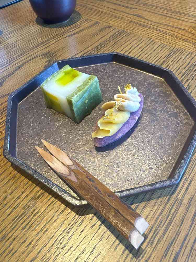 半個室にお部屋に案内されると、お茶菓子と煎茶をいただきました。美味しかったです。