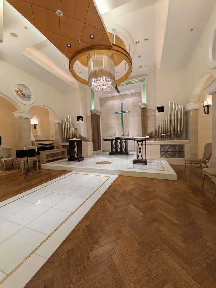 王道のデザインのチャペル。写真に綺麗に収まるよう、祭壇と座席の距離が長めに取られているそうです。