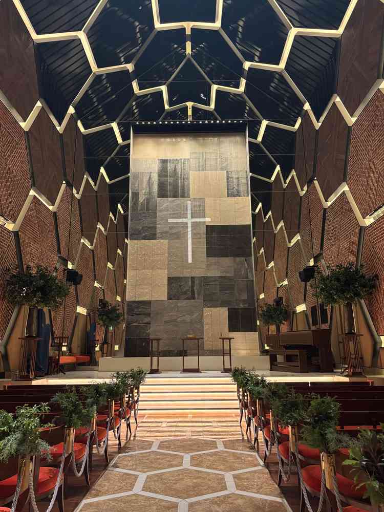 茶色基調のチャペル