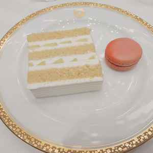 メロンショートケーキとマカロンのデザート