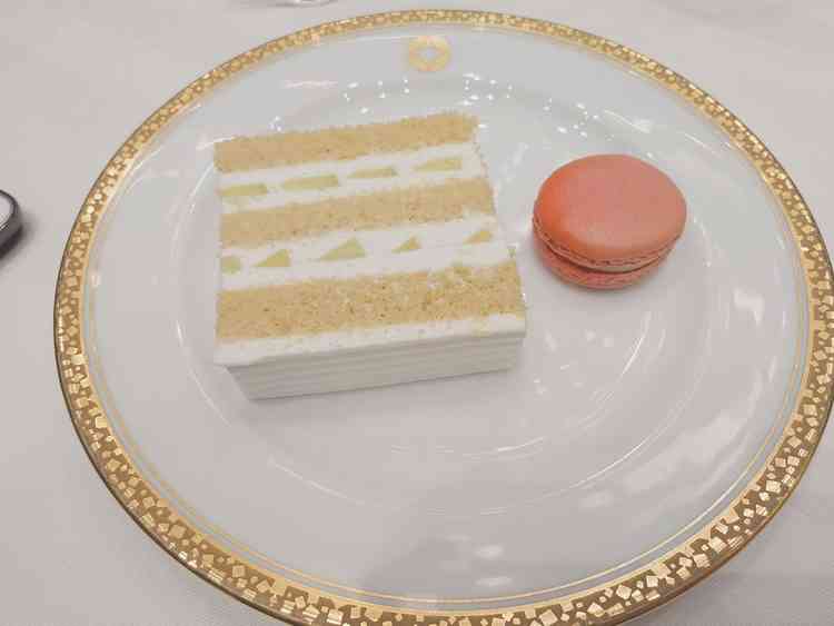 メロンショートケーキとマカロンのデザート