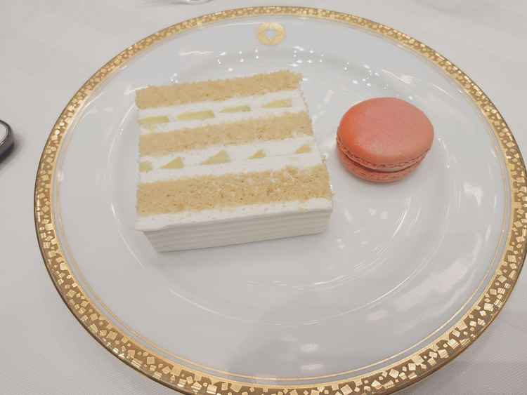 メロンショートケーキとマカロンのデザート