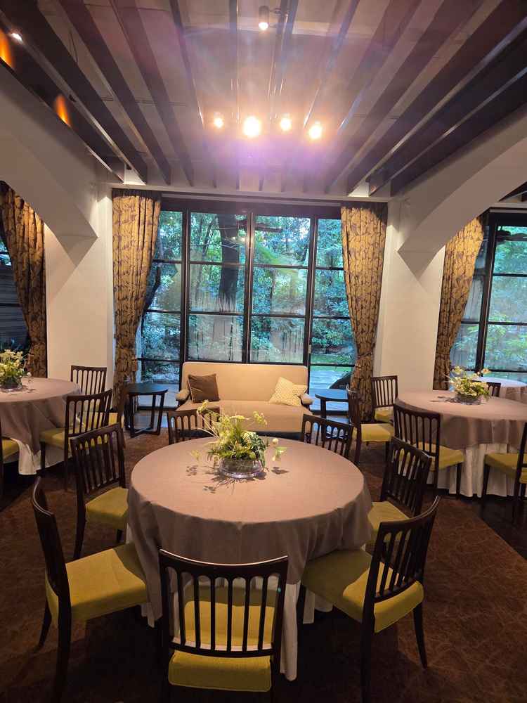 披露宴会場はテーブルとテーブルの距離が近く、みんなでワイワイしながらアットホームな空間で過ごせる