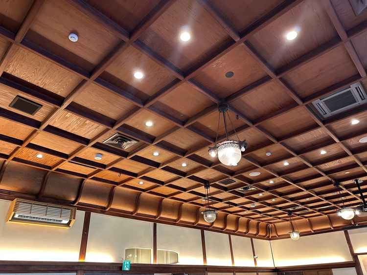 披露宴会場(グランドボールルーム)の天井は高く開放的であり、照明にも桜の模様があり、和の雰囲気がある