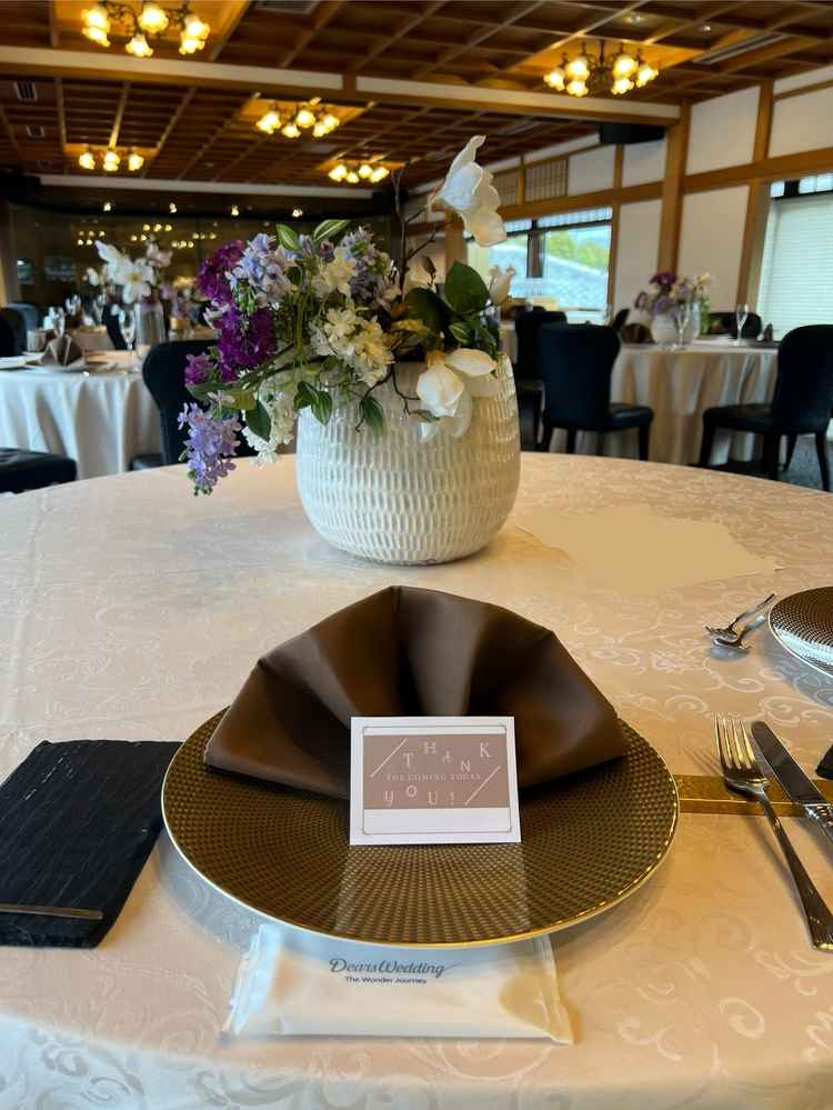 和モダンな式場の雰囲気に合わせて、クロス、ナプキンの折り方まで色々注文ができる。