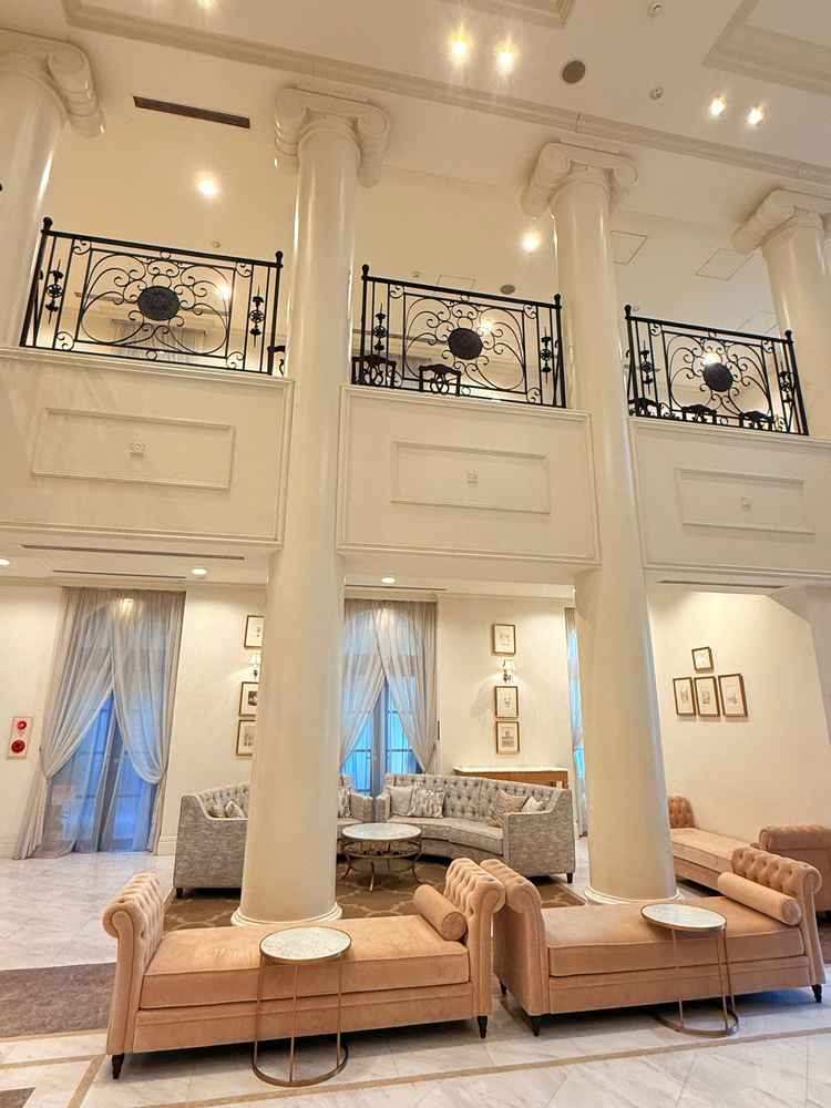 エントランス入ってすぐのウェルカムスペース。ソファなどの布製品もリニューアルされていて綺麗