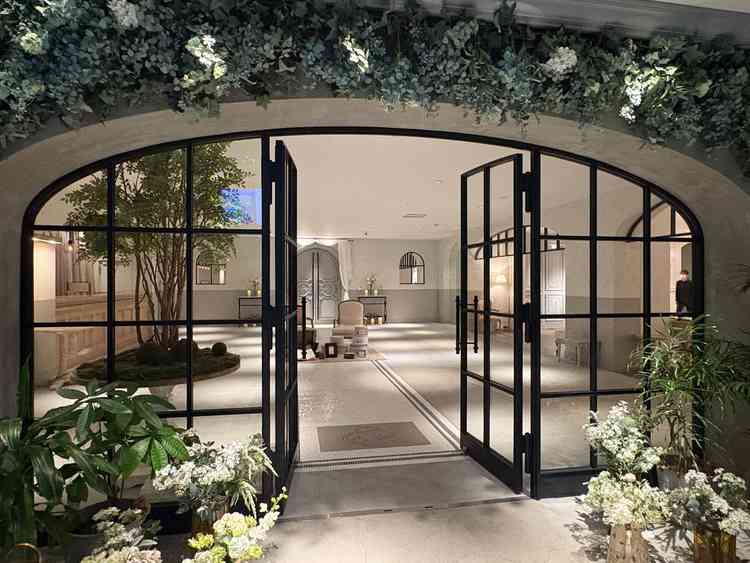 エレベーターを上がったらフロアまるごと式場でした。ボタニカルな入口が素敵です。