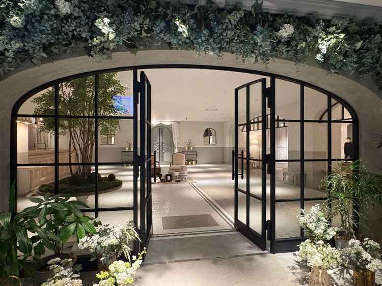 エレベーターを上がったらフロアまるごと式場でした。ボタニカルな入口が素敵です。