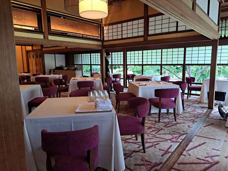 大広間：最大36名(新郎新婦含む)着席可能な披露宴会場