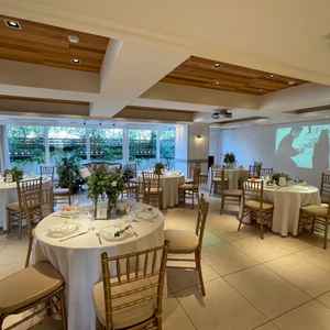 披露宴会場。写真より広く感じました。